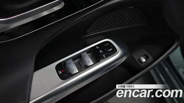 Mercedes-Benz E-Class 2025 — Photo 4/32