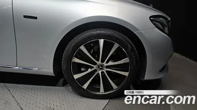 Mercedes-Benz E-Class 2019 — Photo 7/34
