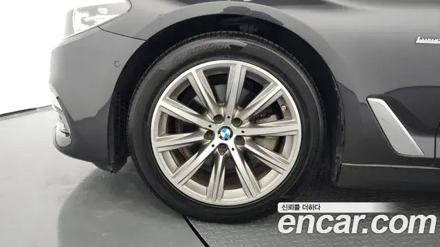 BMW 5 Series 2018 — Photo 29/31