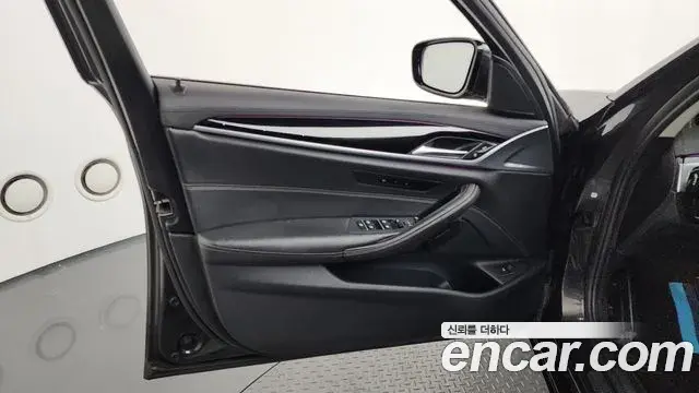 BMW 5 Series 2018 — Photo 26/31