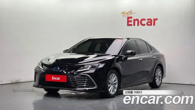 Toyota Camry 2021 — ფოტო 22/33