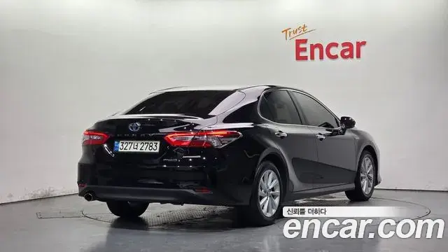 Toyota Camry 2021 — ფოტო 27/33