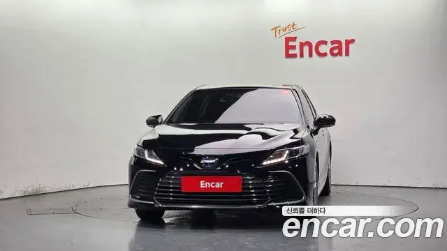 Toyota Camry 2021 — ფოტო 33/33