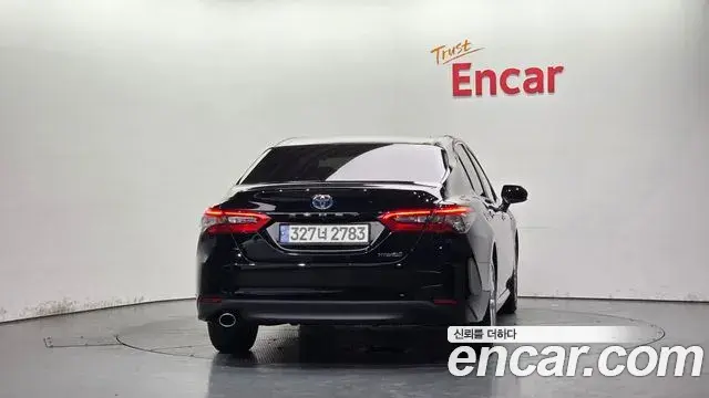 Toyota Camry 2021 — ფოტო 13/33