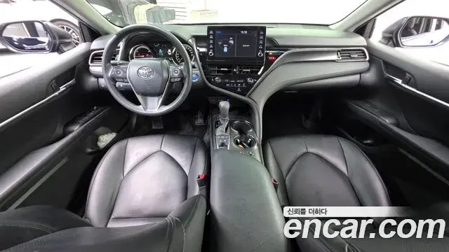Toyota Camry 2021 — ფოტო 23/33