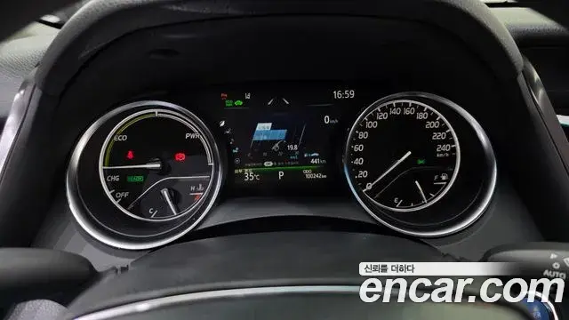 Toyota Camry 2021 — ფოტო 31/33