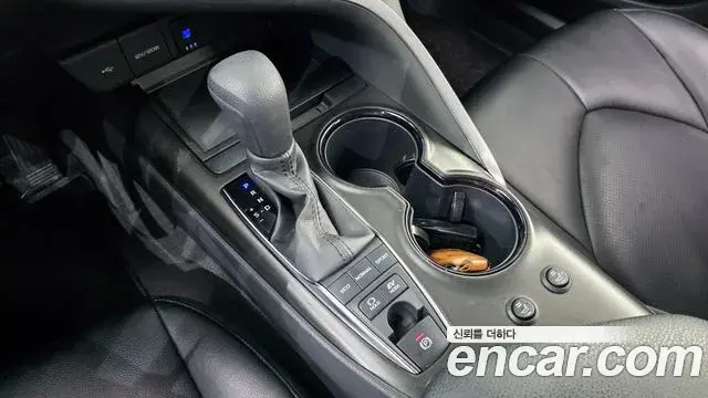 Toyota Camry 2021 — ფოტო 30/33