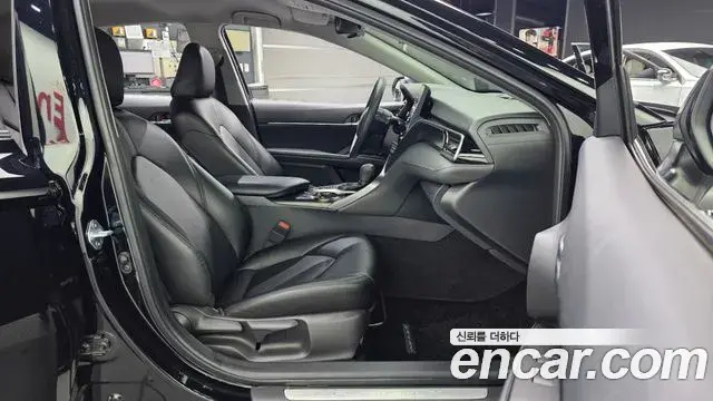 Toyota Camry 2021 — ფოტო 15/33