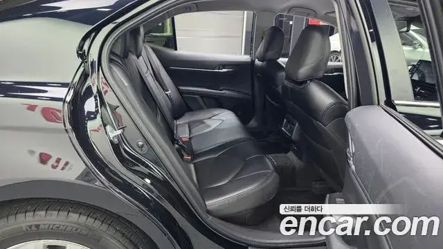 Toyota Camry 2021 — ფოტო 20/33