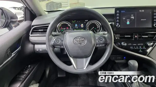 Toyota Camry 2021 — ფოტო 21/33