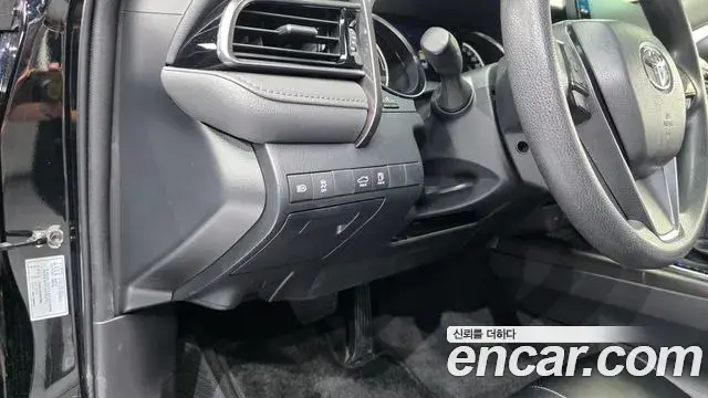 Toyota Camry 2021 — ფოტო 26/33