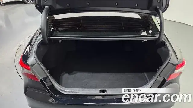 Toyota Camry 2021 — ფოტო 24/33