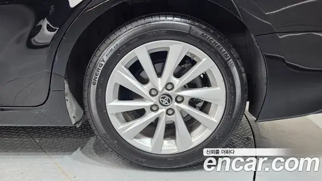 Toyota Camry 2021 — ფოტო 10/33
