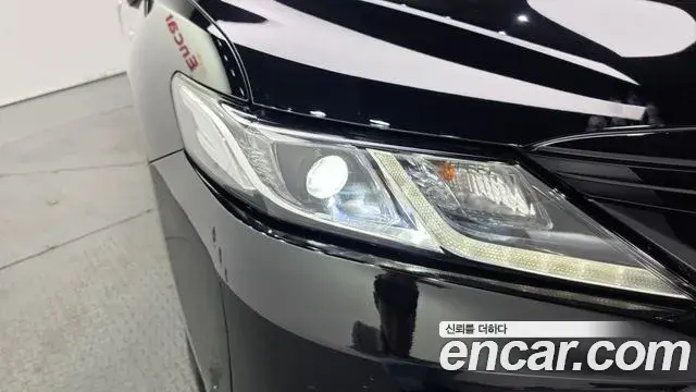 Toyota Camry 2021 — ფოტო 14/33