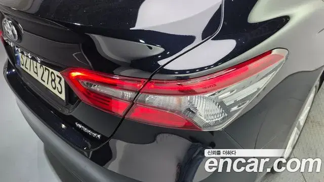 Toyota Camry 2021 — ფოტო 2/33