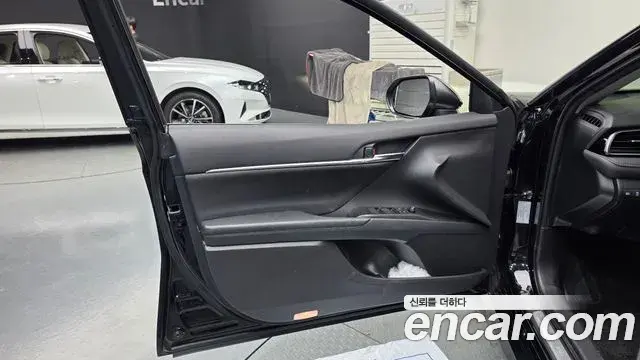 Toyota Camry 2021 — ფოტო 6/33