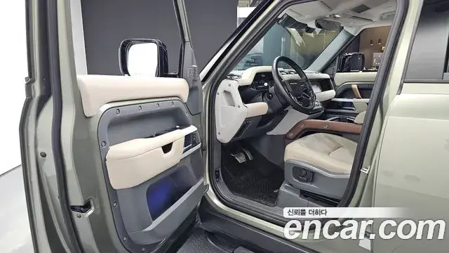 Land Rover Defender 2022 — Photo 29/37