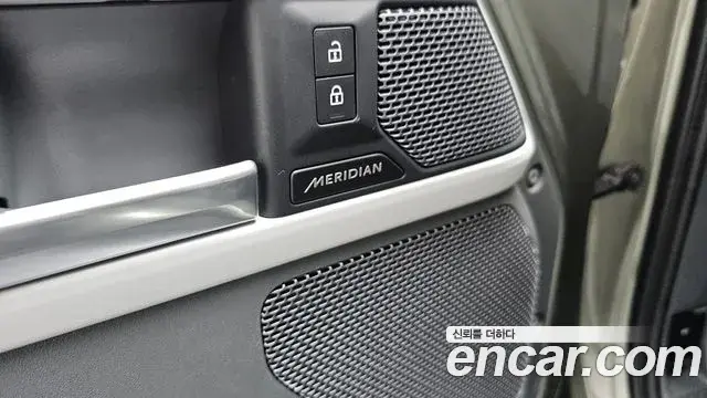 Land Rover Defender 2022 — Photo 16/37