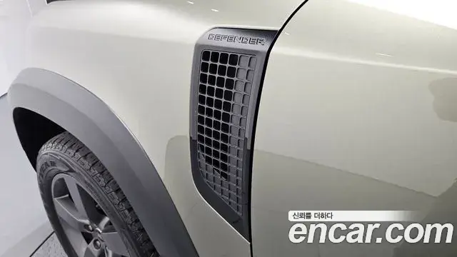Land Rover Defender 2022 — Photo 25/37