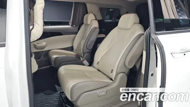 Kia Carnival 2025 — Şəkil 30/34