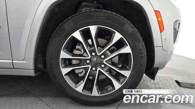 Jeep Grand Cherokee 2021 — ფოტო 14/32