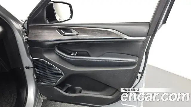 Jeep Grand Cherokee 2021 — ფოტო 29/32