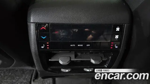 Jeep Grand Cherokee 2021 — ფოტო 22/32