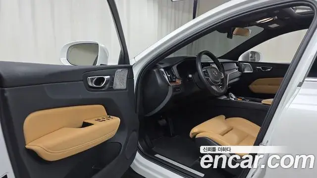 Volvo XC60 2025 — Photo 16/34