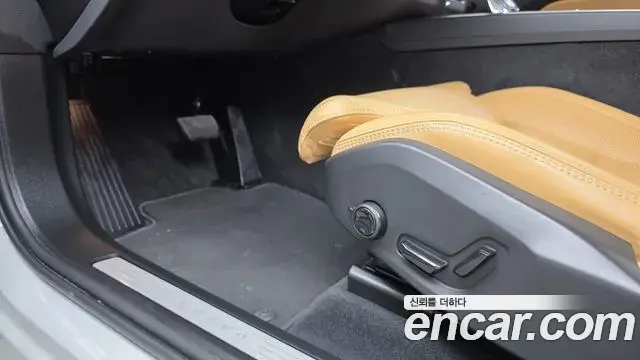 Volvo XC60 2025 — Photo 28/34