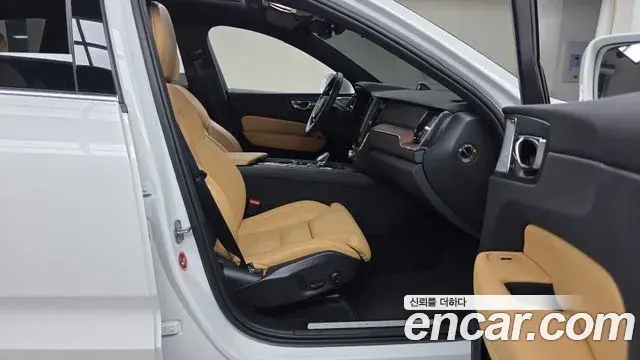 Volvo XC60 2025 — Photo 32/34