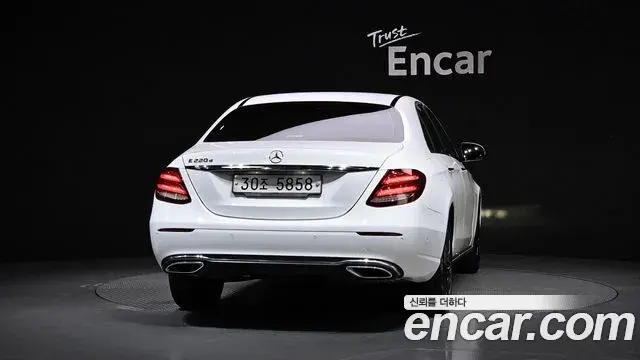 Mercedes-Benz E-Class 2019 — Şəkil 19/20
