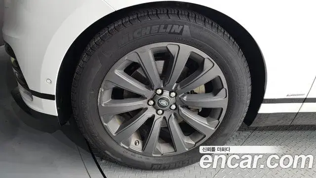 Land Rover Range Rover Velar 2018 — ფოტო 26/32