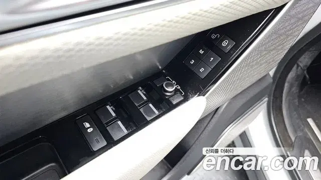 Land Rover Range Rover Velar 2018 — ფოტო 22/32