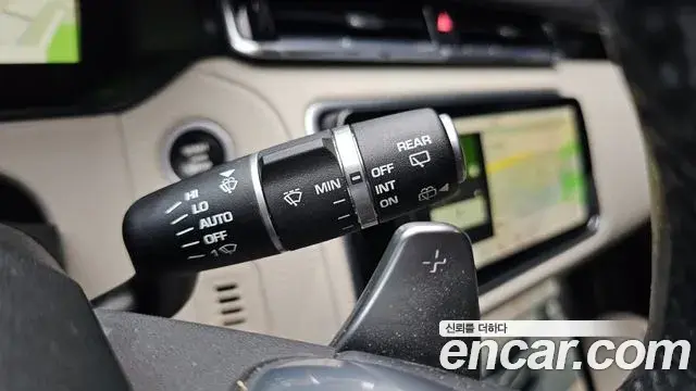 Land Rover Range Rover Velar 2018 — ფოტო 28/32