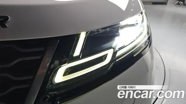 Land Rover Range Rover Velar 2018 — ფოტო 15/32