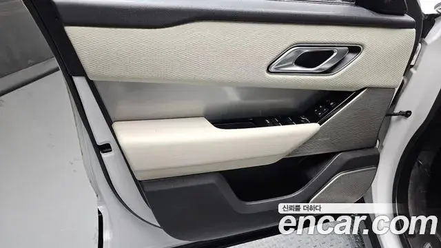 Land Rover Range Rover Velar 2018 — ფოტო 25/32