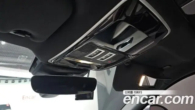 Land Rover Range Rover Velar 2018 — ფოტო 14/32