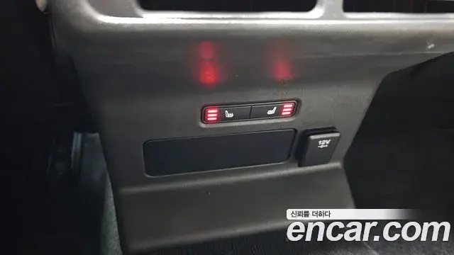 Land Rover Range Rover Velar 2018 — ფოტო 30/32