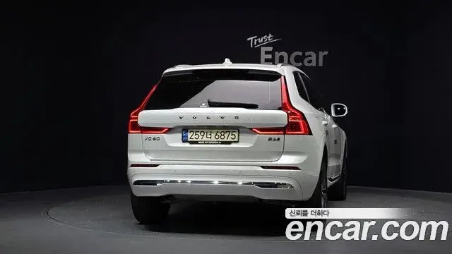 Volvo XC60 2022 — Фото 4/20