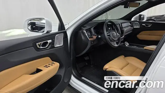 Volvo XC60 2022 — Фото 10/20