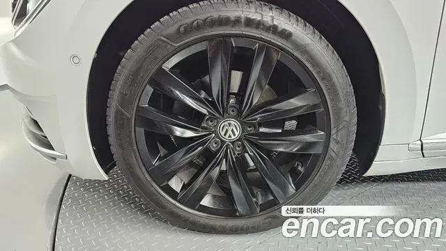 Volkswagen Arteon 2019 — Şəkil 32/37