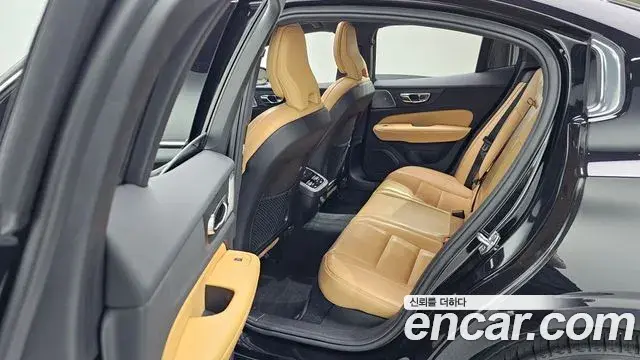 Volvo S60 2022 — Photo 18/33