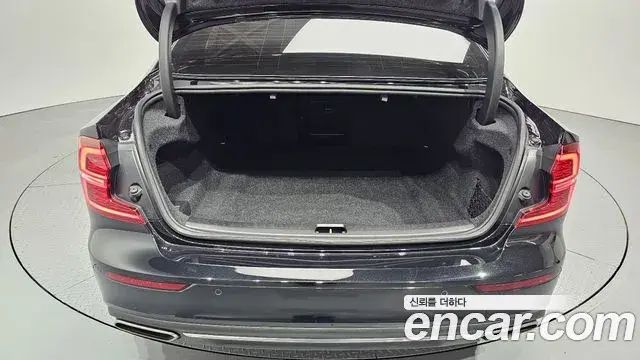 Volvo S60 2022 — Photo 12/33