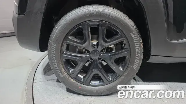 Jeep Renegade 2022 — ფოტო 19/32
