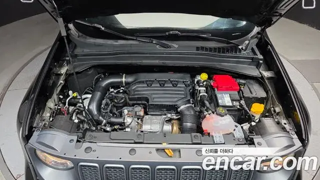 Jeep Renegade 2022 — ფოტო 25/32