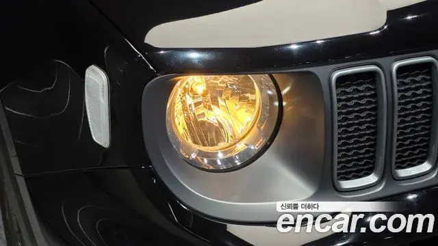 Jeep Renegade 2022 — ფოტო 29/32