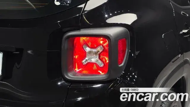 Jeep Renegade 2022 — ფოტო 18/32