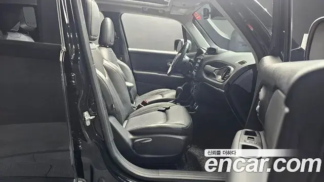 Jeep Renegade 2022 — ფოტო 30/32