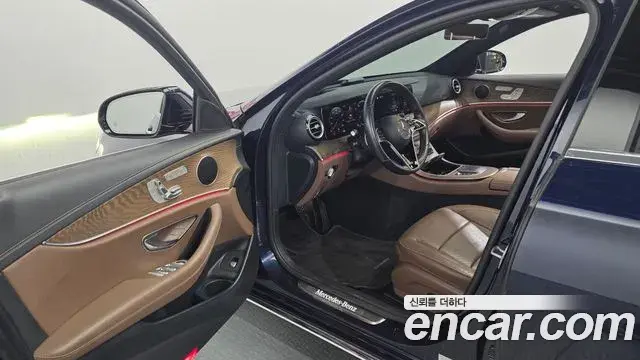 Mercedes-Benz E-Class 2021 — Фото 10/20