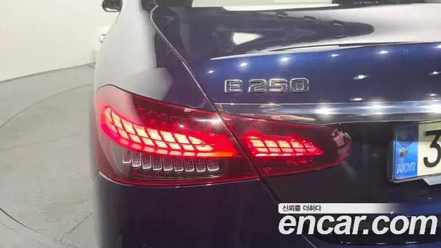 Mercedes-Benz E-Class 2021 — ფოტო 13/32
